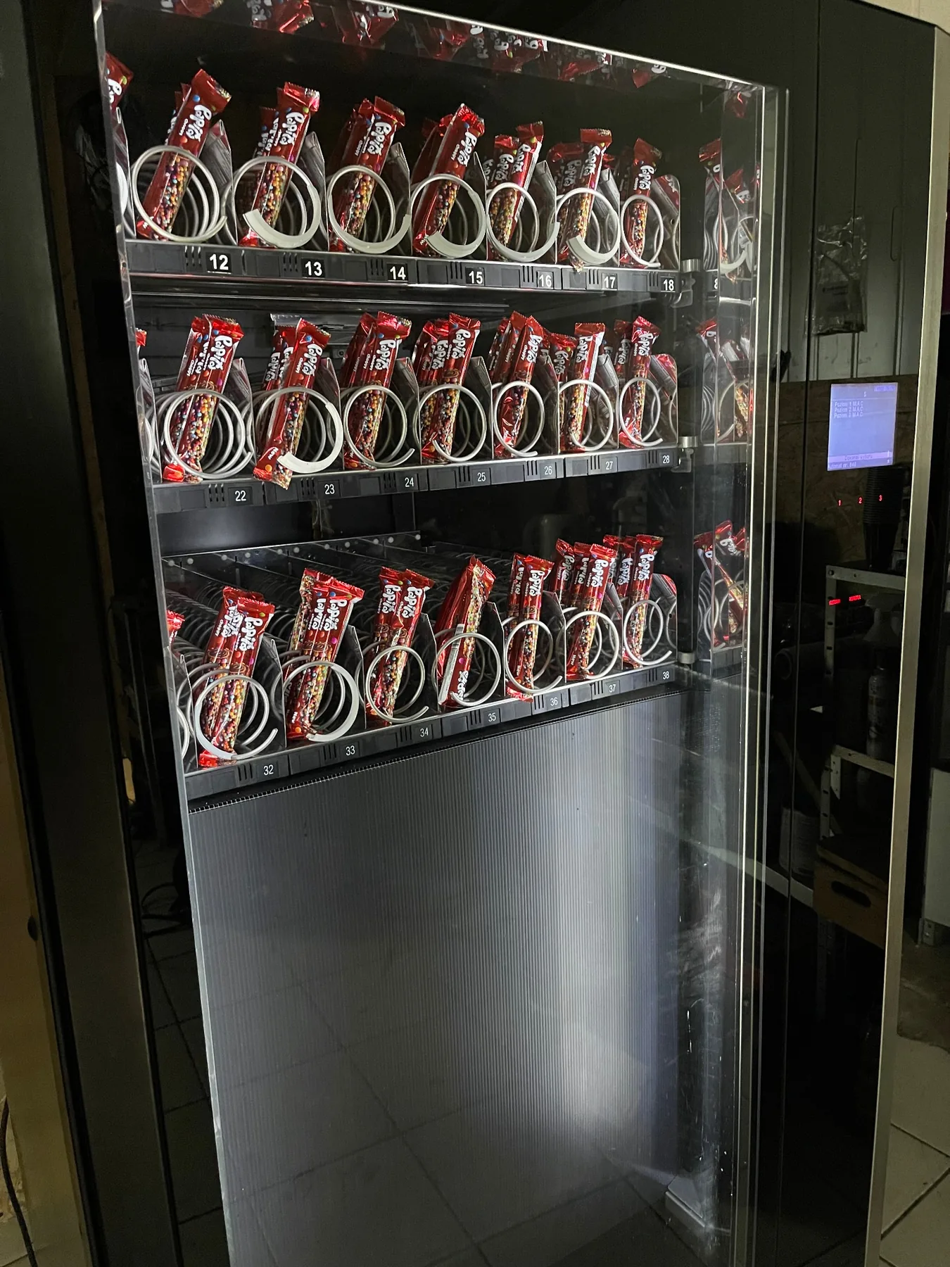 Wnętrze automatu vendingowego Mr.Snack